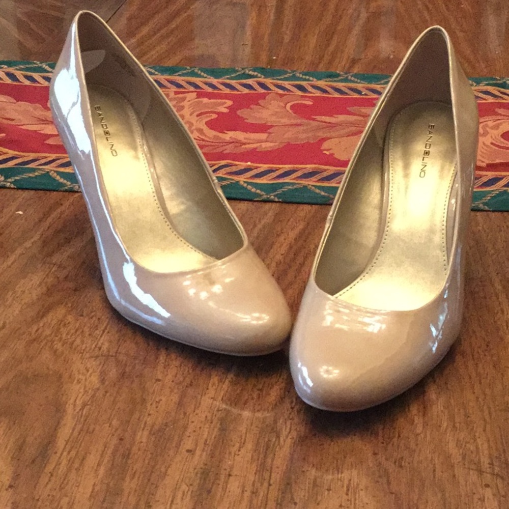NWOT bandolino taupe pumps 10M 31/2 inch heel